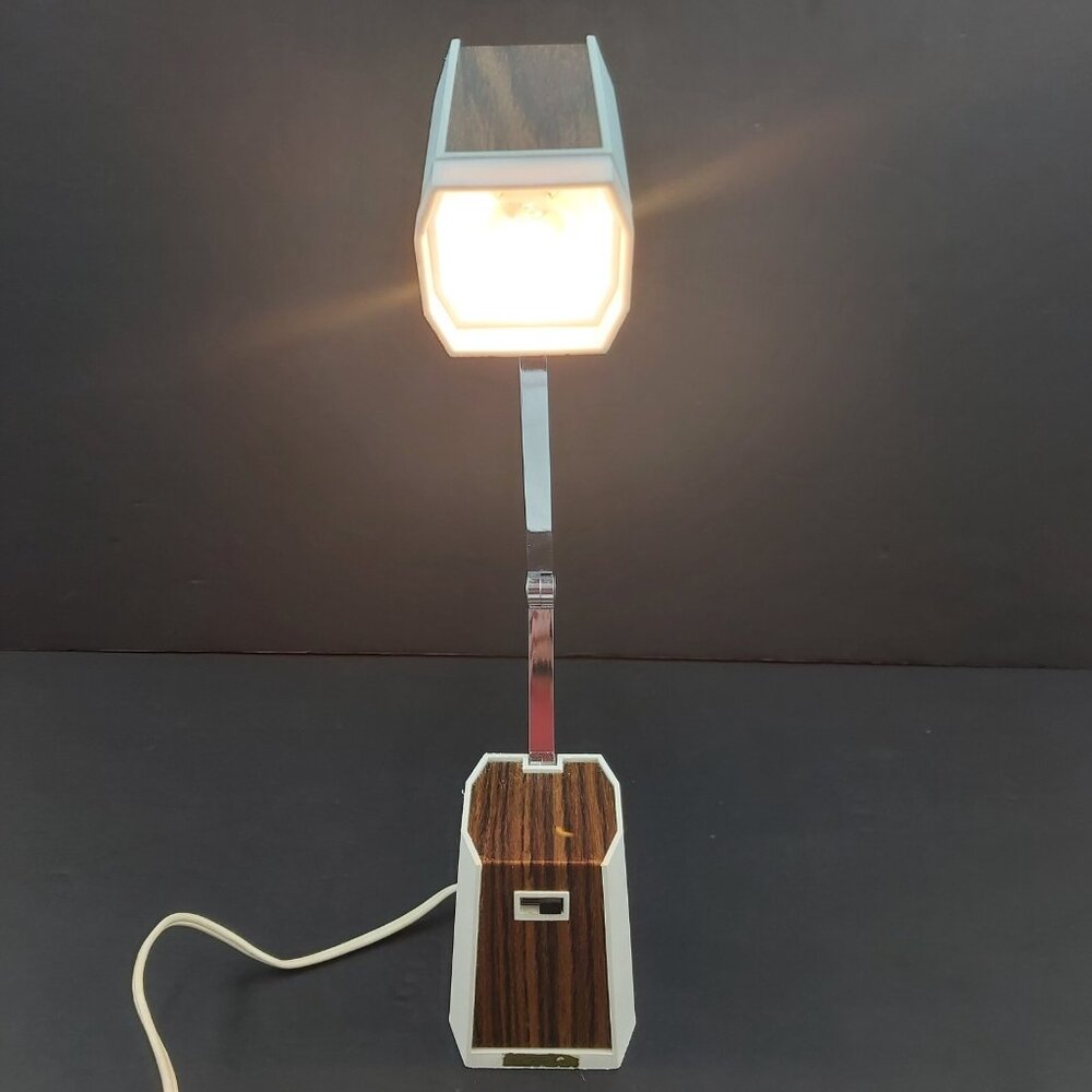 Universal Lamp Co U-7400  Circa 1966 Articulating Table Lamp  HI-LO Setting VTG